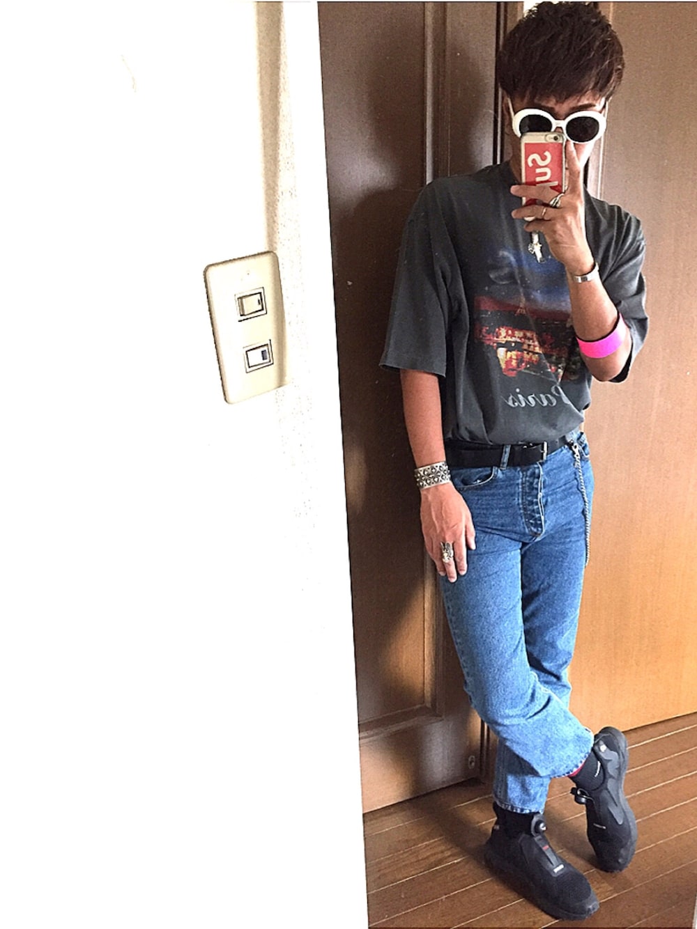 「夏、オーバーサイズ、demnagvasalia、vetements、BALENCIAGA、goro's、Saint Laurent、デニム、Cody Sanderson」｜「SAINT LAURENT PARISのアイテム（サングラス、ホワイト系）」を使った、0726hkさん（メンズ・170cm）の夏コーディネートの1枚目の写真