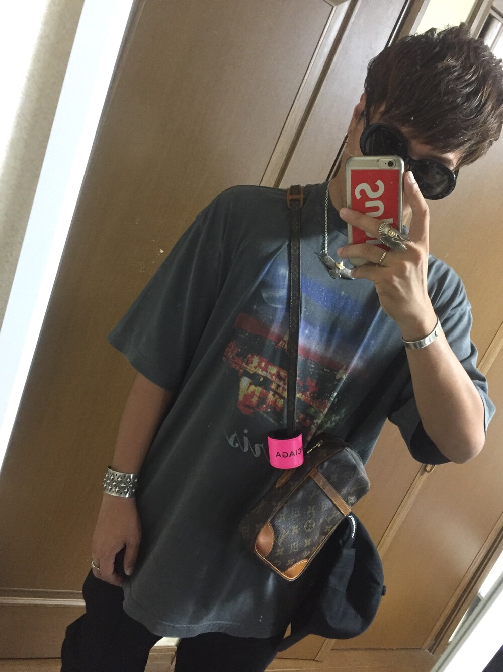 「BALENCIAGA、vetements、Cody Sanderson、goro's、Saint Laurent、夏コーデ、デムナヴァザリア、オーバーサイズ、シンプル、アクセサリー」｜「BALENCIAGAのアイテム（Tシャツ/カットソー、グレー系）」を使った、0726hkさん（メンズ・170cm）の夏コーディネートの1枚目の写真