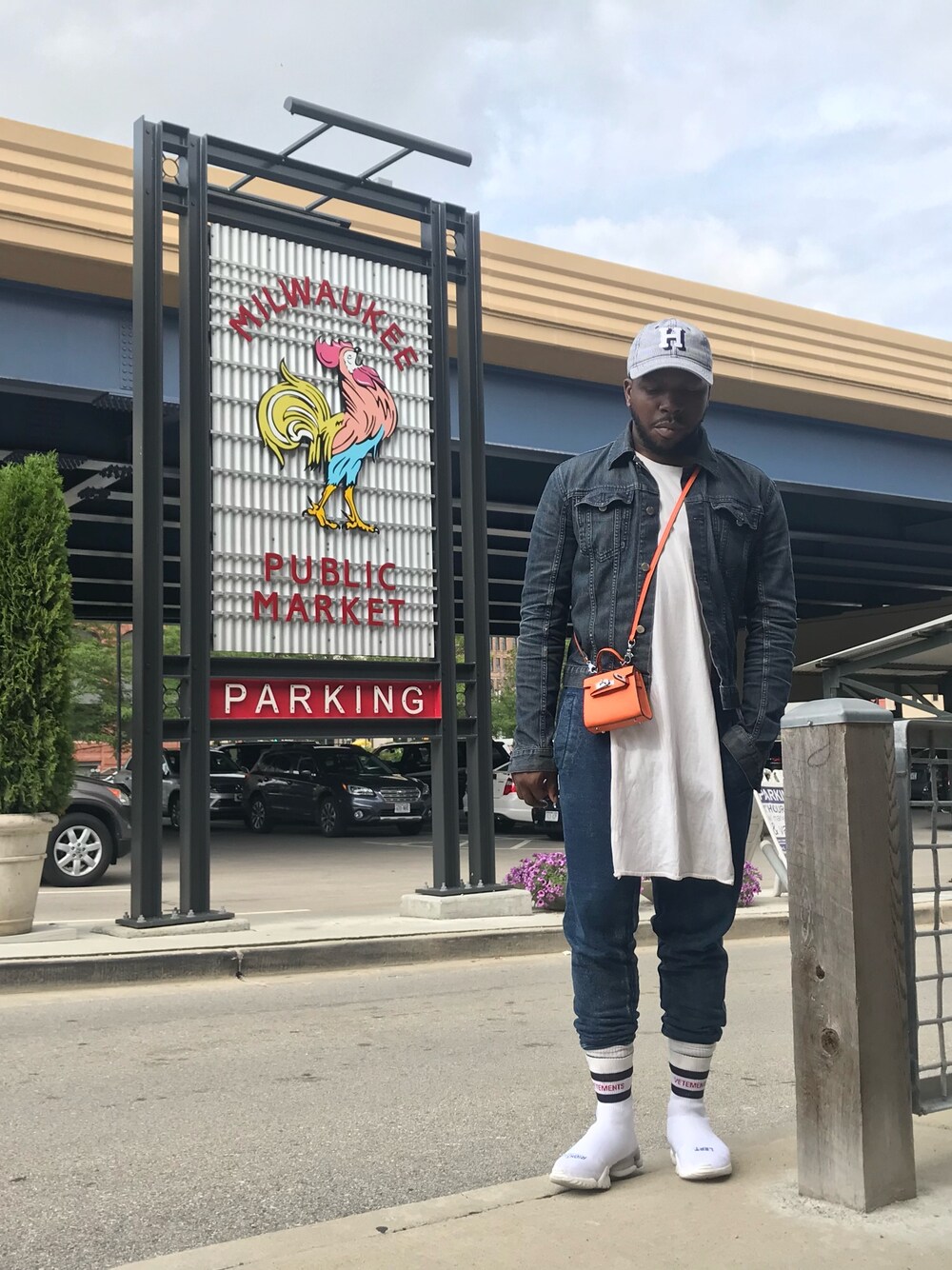 「summer、fashion、STYLE、vetements、street、streetstyle、blogger、CDG、sporty、athleisure」｜「VETEMENTSのアイテム（スニーカー、ホワイト系）」を使った、Brian Ingramさん（メンズ・173cm）の春コーディネートの1枚目の写真