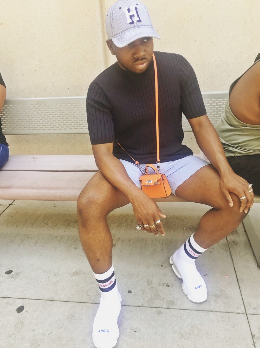 「summer、shorts、fashion、vetements、neilbarrett、TOMMY HILFIGER、street、streetstyle、menswear、men」｜「TOMMY HILFIGERのアイテム（ハット、ホワイト系）」を使った、Brian Ingramさん（メンズ・173cm）の春コーディネートの1枚目の写真