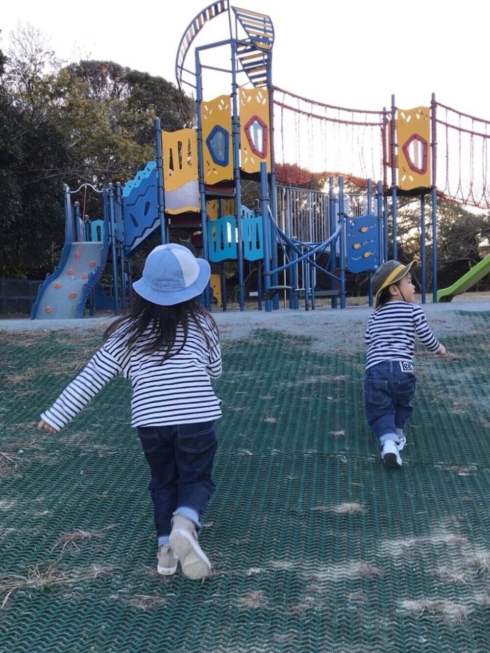 ブラック系のTシャツ/カットソー、ブルー系のデニムパンツ、ベージュ系のスニーカーを着用したキッズの秋コーディネートの1枚目の写真
