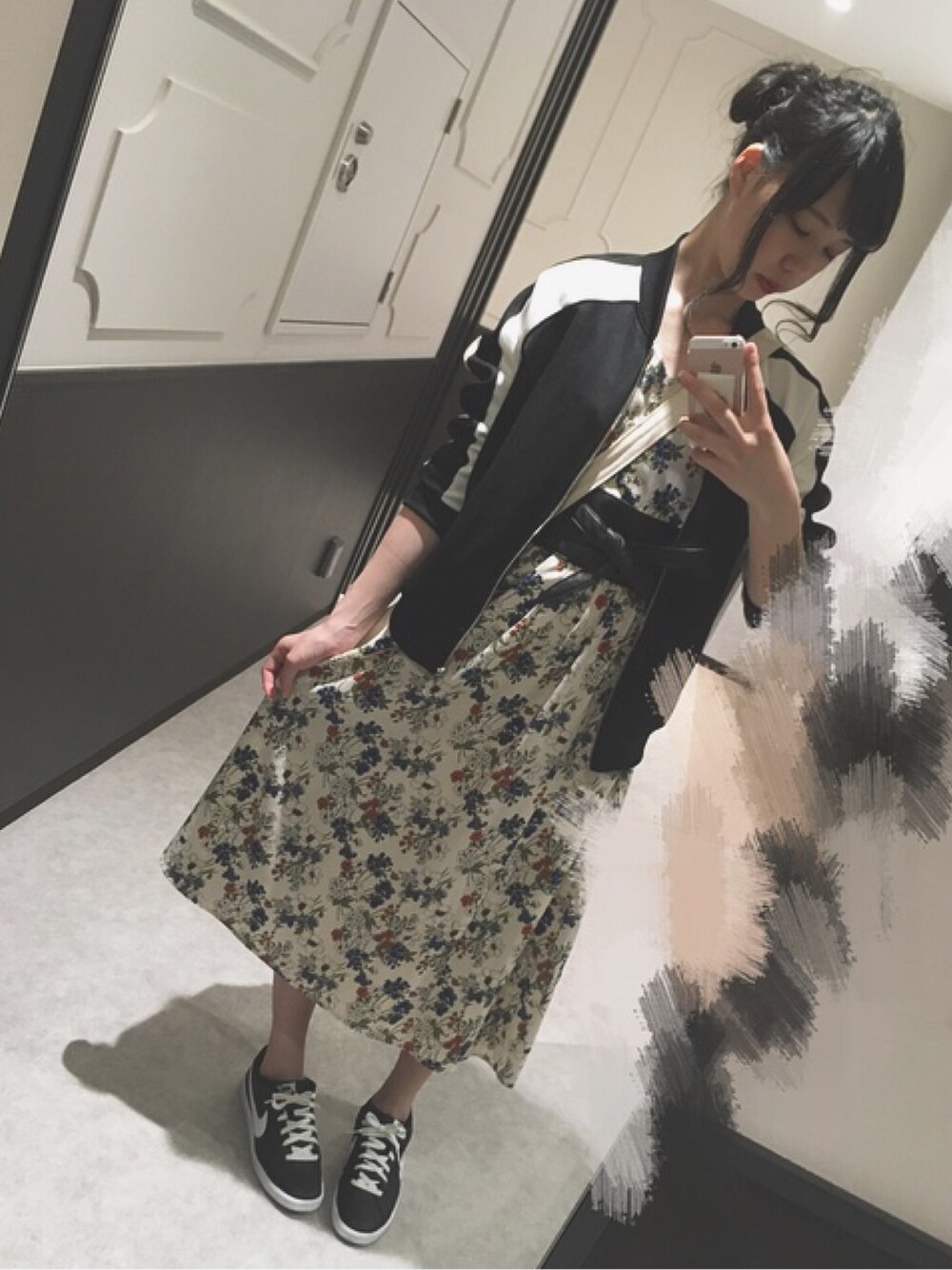 「甘辛mix、春コーデ、お団子ヘアー」｜「Right-onの【BACK NUMBER】花柄ワンピース（ワンピース、ホワイト系）」を使った、乳酸菌さん（レディース・173cm）の春コーディネートの1枚目の写真