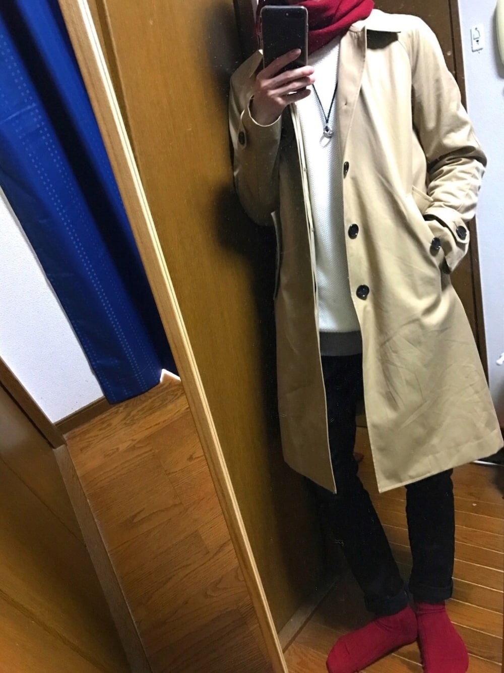 「春コーデ、休日スタイル、ステンカラーコート、黒スキニー、ベージュ、ゆるニット、白、STUDIOUS、URBAN RESEARCH、靴下屋」｜「URBAN RESEARCHのUR ライナー付きステンコート（ステンカラーコート、ベージュ系）」を使った、shinさん（メンズ・170cm）の春コーディネートの1枚目の写真