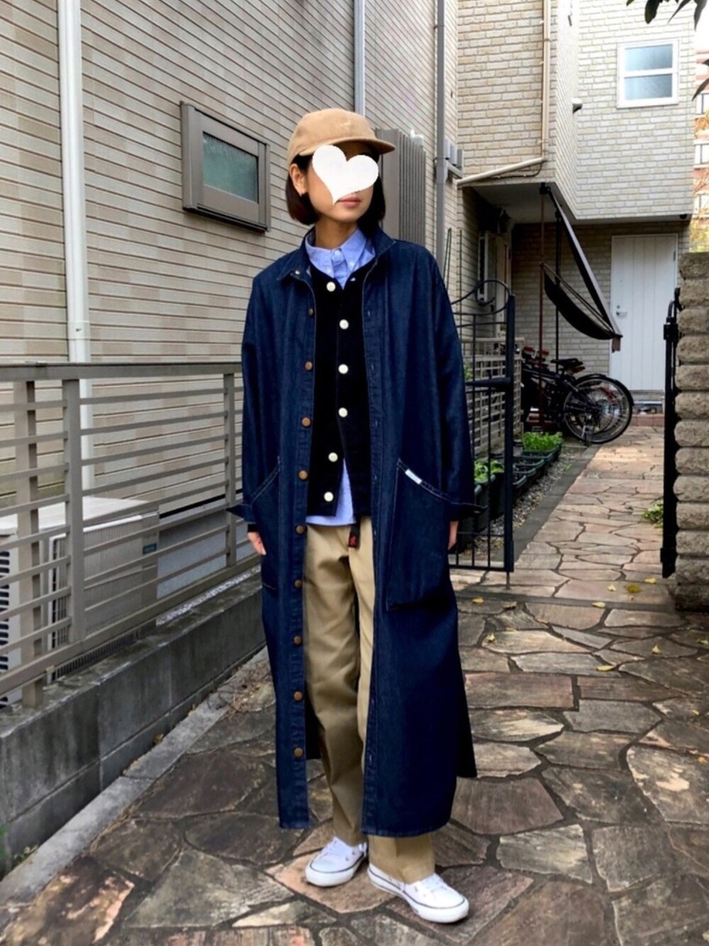 「オトナカジュアル、大人カジュアル、オックスフォード、キャップ、デニムワンピース、チノパン、ディッキーズ(Dickies)、Dickies、グラミチ、GRAMICCI」｜「BEAMS BOYのHealthknit × BEAMS BOY / 別注 天竺コットン カーディガン（カーディガン/ボレロ、ブラック系）」を使った、nueさん（レディース・160cm）の秋コーディネートの1枚目の写真