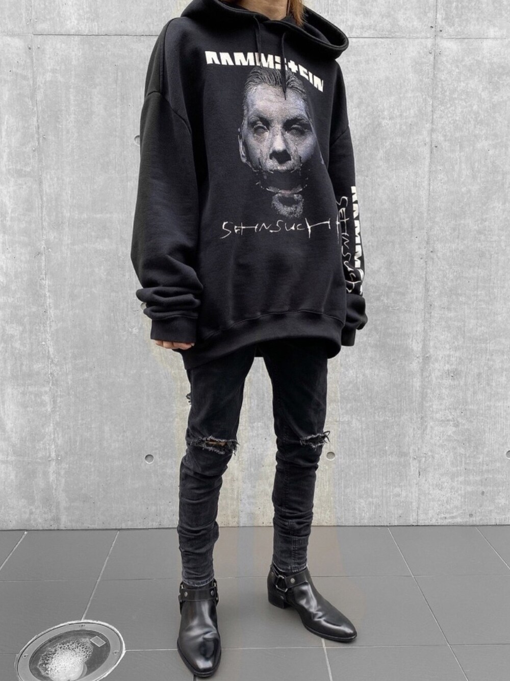 「春コーデ、ゆるコーデ、ストリートMIX、vetements、パーカー、いいね、save、フォローお願いします🤑、低身長コーデ、いいね返し、おしゃれさんと繋がりたい、オーバーサイズ」｜「LEGENDAのRE:MAKE KNEE CRASH スーパースキニーデニム（デニムパンツ、ブラック系）」を使った、Date(だて)さん（メンズ・168cm）の春コーディネートの1枚目の写真
