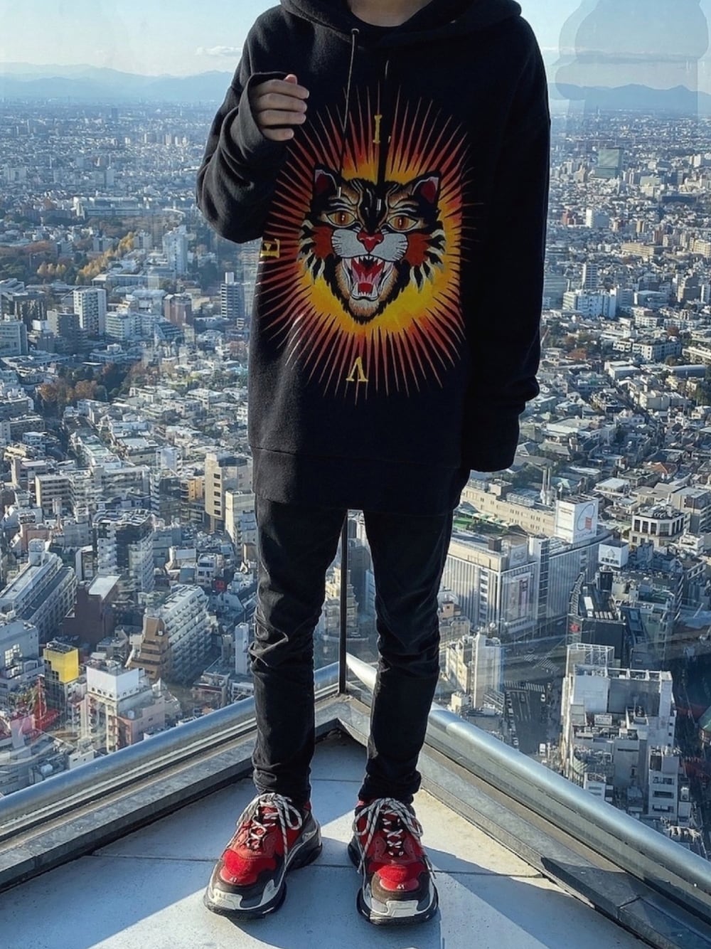 「GUCCI、春コーデ、はるコーデ、パーカー、オーバーサイズ、いいね、save、フォローお願いします🤑、いいね返し、ダッドスニーカー、大学生、トリプルS」｜「GUCCIのGucci - パッチ装飾 パーカー - men - コットン/ポリエステル - L（パーカー、ブラック系）」を使った、Date(だて)さん（メンズ・168cm）の春コーディネートの1枚目の写真