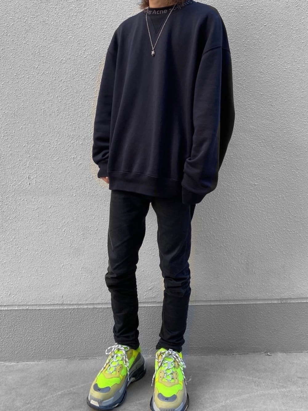 「スウェット、シンプルコーデ、BALENCIAGA、ダッドスニーカー、はるコーデ、いいね、save、フォローお願いします🤑、いいね返し、黒スキニー、黒コーデ、蛍光カラー」｜「Acne StudiosのFLOGHO（スウェット、ブラック系）」を使った、Date(だて)さん（メンズ・168cm）の春コーディネートの1枚目の写真