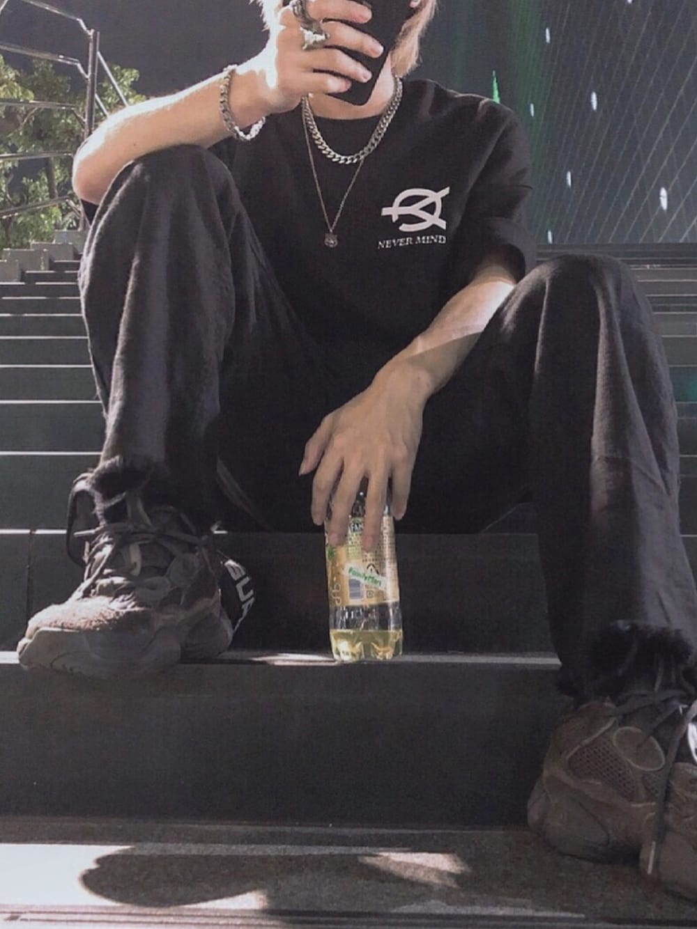「OY、いいね、save、フォローお願いします🤑、いいね返し、黒Tシャツ、シルバーアクセサリー、韓国ファッション、シンプルコーデ、春夏コーデ、夏コーデ、オーバーサイズ」｜「Yeezyのアイテム（スニーカー、ブラック系）」を使った、Date(だて)さん（メンズ・168cm）の春コーディネートの1枚目の写真