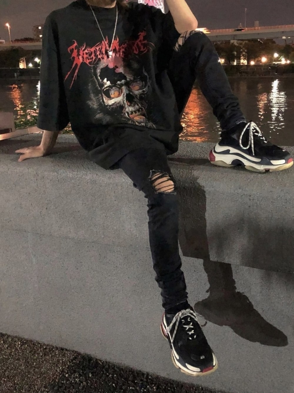 「スカル、vetements、Tシャツ、夏、春夏コーデ、ダメージスキニー、ビッグT、triples、いいね、save、フォローお願いします🤑、いいね返し」｜「VETEMENTSのVETEMENTS T-shirts（Tシャツ/カットソー、ブラック系）」を使った、Date(だて)さん（メンズ・168cm）の春コーディネートの1枚目の写真