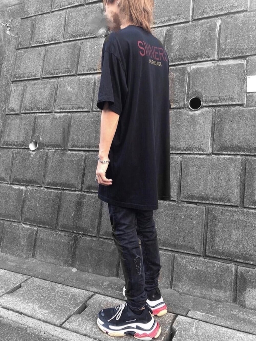 「大学生、バレンシアガ、春夏コーデ、夏だ！Tシャツ着よう！、黒Tシャツ、ビッグT、ダッドスニーカー、ブレスレット、いいね、save、フォローお願いします🤑、いいね返し」｜「BALENCIAGAのBalenciaga Oversized Printed Cotton-Jersey T-Shirt（Tシャツ/カットソー、ブラック系）」を使った、Date(だて)さん（メンズ・168cm）の夏コーディネートの1枚目の写真