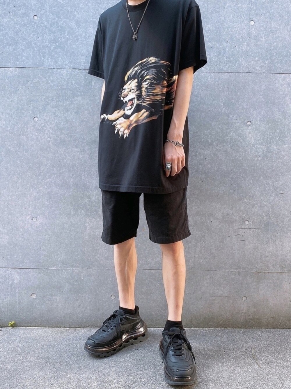 「GIVENCHY、黒Tシャツ、オールブラックコーデ、夏だ！Tシャツ着よう！、短パン、ハイブランド、厚底シューズ、黒スニーカー、いいね、save、フォローお願いします🤑、いいね返し」｜「GIVENCHYのGIVENCHY T-shirts（Tシャツ/カットソー、ブラック系）」を使った、Date(だて)さん（メンズ・168cm）の夏コーディネートの1枚目の写真