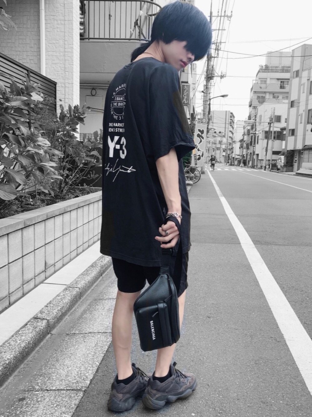 「Y-3、yohjiyamamoto、yeezy、いいね、save、フォローお願いします🤑、いいね返し、オールブラック、モノトーンコーデ、黒Tシャツ、シルバーアクセサリー、バレンシアガ」｜「Y-3のM SS TEE STREET（Tシャツ/カットソー、ブラック系）」を使った、Date(だて)さん（メンズ・168cm）の夏コーディネートの1枚目の写真