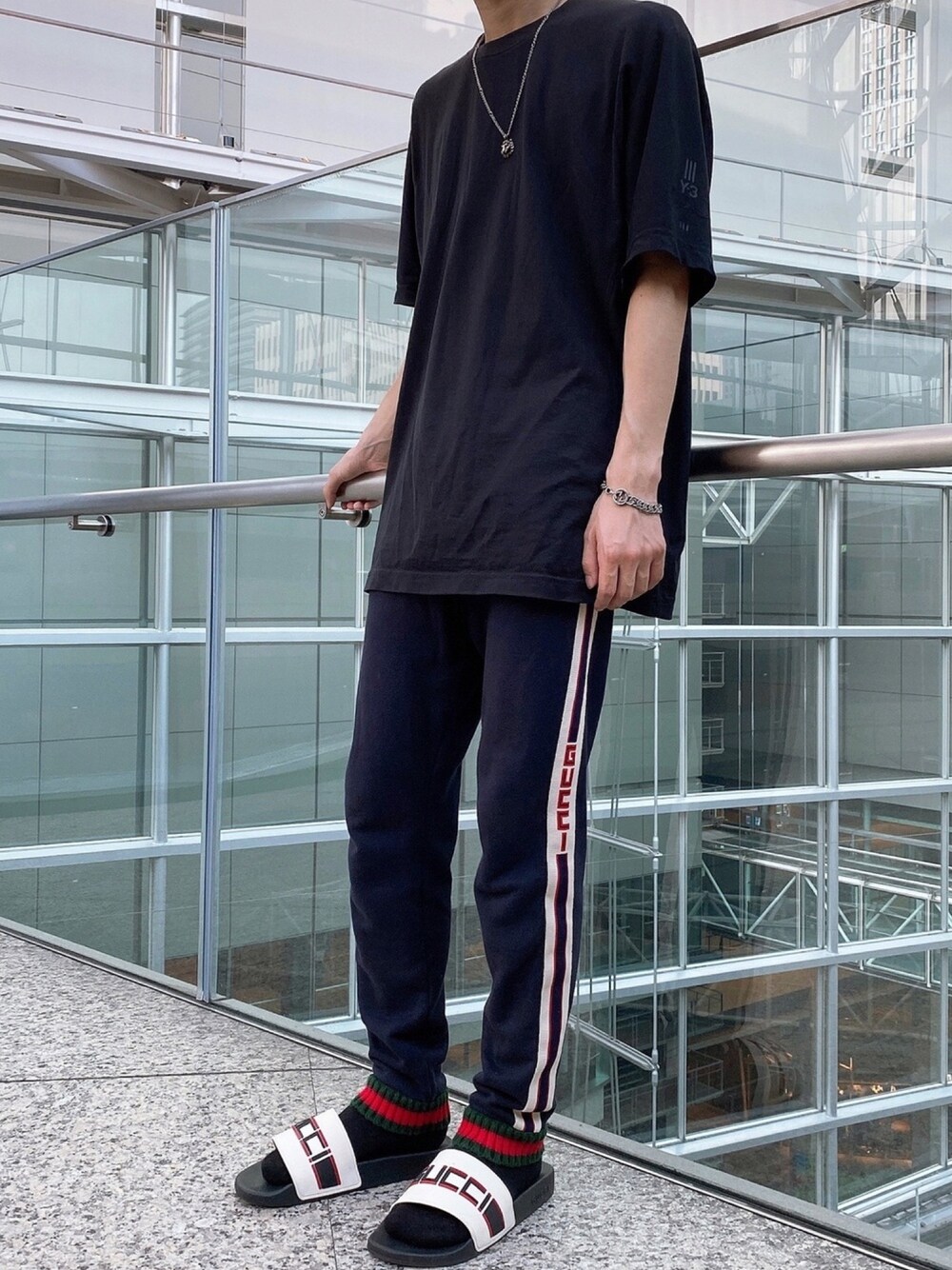 「GUCCI、サンダル、ジャージ、黒Tシャツ、シンプルコーデ、ネックレス、夏コーデ、キレイめ、いいね、save、フォローお願いします🤑、いいね返し」｜「GUCCIのGucci Slim-Fit Cropped Webbing-Trimmed Cotton-Piqué Drawstring Trousers（その他パンツ、ブルー系）」を使った、Date(だて)さん（メンズ・168cm）の秋コーディネートの1枚目の写真