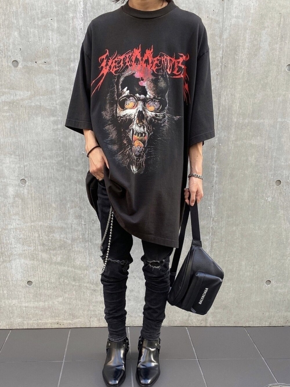 「vetements、Tシャツ、黒Tシャツ、ダメージデニムパンツ、秋コーデ、ビッグT、ヒールブーツ、いいね、save、フォローお願いします🤑、相互フォロー、ボディバッグ」｜「VETEMENTSのVETEMENTS T-shirts（Tシャツ/カットソー、ブラック系）」を使った、Date(だて)さん（メンズ・168cm）の秋コーディネートの1枚目の写真