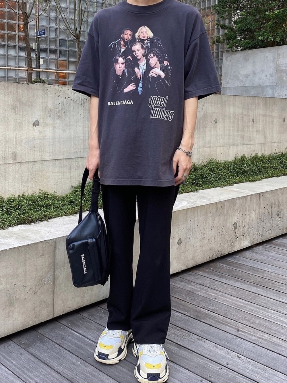 「BALENCIAGA、triples、ダッドスニーカー、フレアパンツ、ボディバッグ、いいね、save、フォローお願いします🤑、いいね返し、ブレスレット、ハイブランド、ビックシルエット」｜「STUDIOUSの【STUDIOUS】フレアパンツ（その他パンツ、ブラック系）」を使った、Date(だて)さん（メンズ・168cm）の秋コーディネートの1枚目の写真