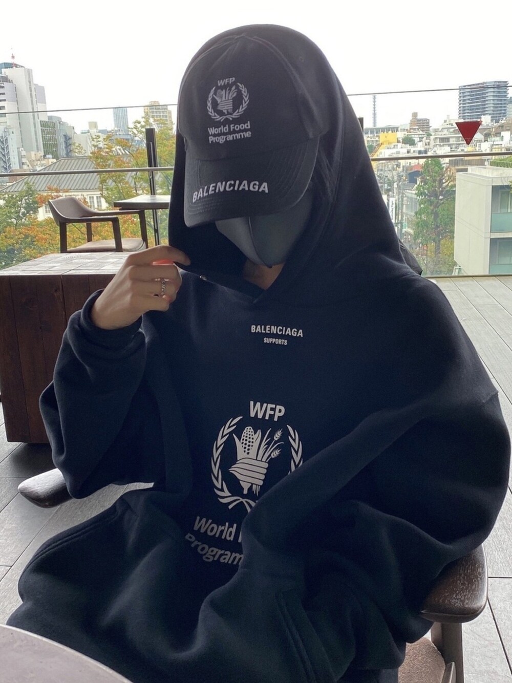 「BALENCIAGA、バレンシアガ、クロムハーツ、リング、黒コーデ、モノトーンコーデ、いいね、save、フォローお願いします🤑、相互フォロー、Chrome Hearts、パーカー」｜「BALENCIAGAのアイテム（パーカー、ブラック系）」を使った、Date(だて)さん（メンズ・168cm）の冬コーディネートの1枚目の写真