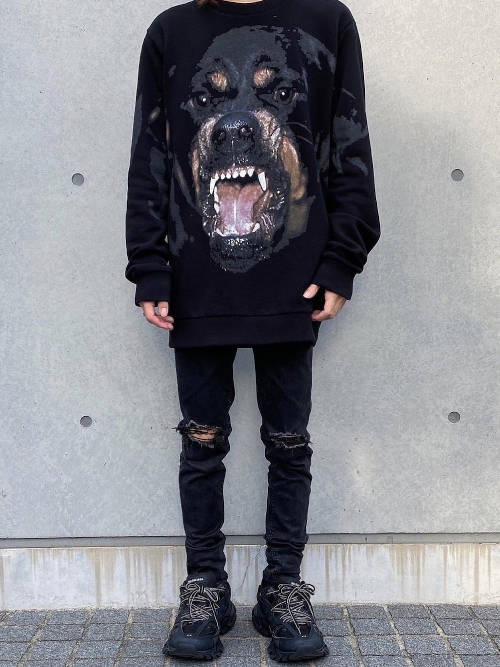 「GIVENCHY、BALENCIAGA、バレンシアガ、ハイブランド、黒コーデ、ダッドスニーカー、ダメージデニム、いいね、save、フォローお願いします🤑、いいね返し、私の推しブランド」｜「GIVENCHYのGivenchy - プリント スウェットシャツ - men - コットン - M（スウェット、ブラック系）」を使った、Date(だて)さん（メンズ・168cm）の冬コーディネートの1枚目の写真