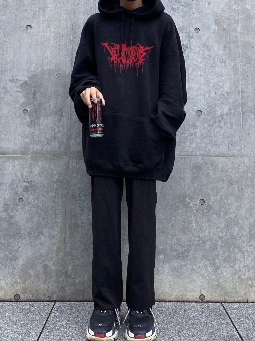 「vetements、BALENCIAGA、triples、フレアパンツ、ダッドスニーカー、厚底シューズ、黒コーデ、ストリートコーデ、いいね、save、フォローお願いします🤑、いいね返し」｜「VETEMENTSのアイテム（パーカー、ブラック系）」を使った、Date(だて)さん（メンズ・168cm）の冬コーディネートの1枚目の写真