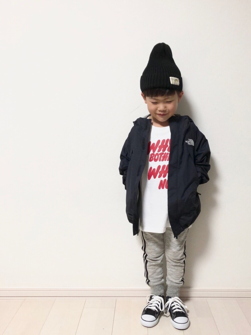 「ニット帽、ナイロンジャケット、マウンテンパーカー、THE NORTH FACE、UNIQLO、コンバース、スウェットパンツ、男の子、5歳、キッズコーデ」｜「CIAOPANIC TYPYのニットキャップ（ニットキャップ/ビーニー、ブラック系）」を使った、うーたん☁︎さん（キッズ・100cm）の秋コーディネートの1枚目の写真