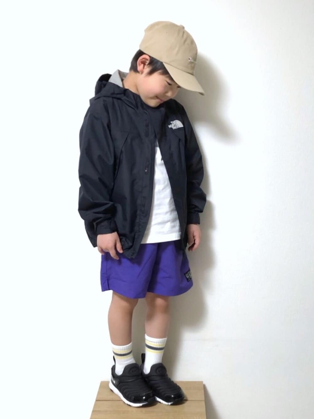 「キャップ、マウンテンパーカー、ショートパンツ、パープル、ラインソックス、スニーカー、男の子、6歳、キッズコーデ、これが私をアゲる服」｜「ChampionのChampion/チャンピオン　キッズ　ツイル・デニムキャップ（キャップ、ベージュ系）」を使った、うーたん☁︎さん（キッズ・120cm）の春コーディネートの1枚目の写真