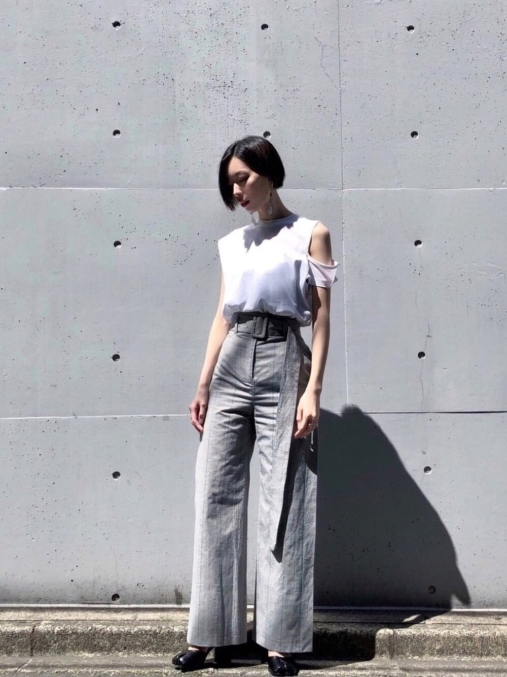 「MIDWEST、TOGA、Lautashi、Maison Margiela、THE Dallas、シンプル、ラフ、ootd」｜「TOGAのTOGA 『Soft jersey』トップス（Tシャツ/カットソー、ホワイト系）」を使った、Maki (MIDWEST PR)さん（レディース・172cm）の春コーディネートの1枚目の写真
