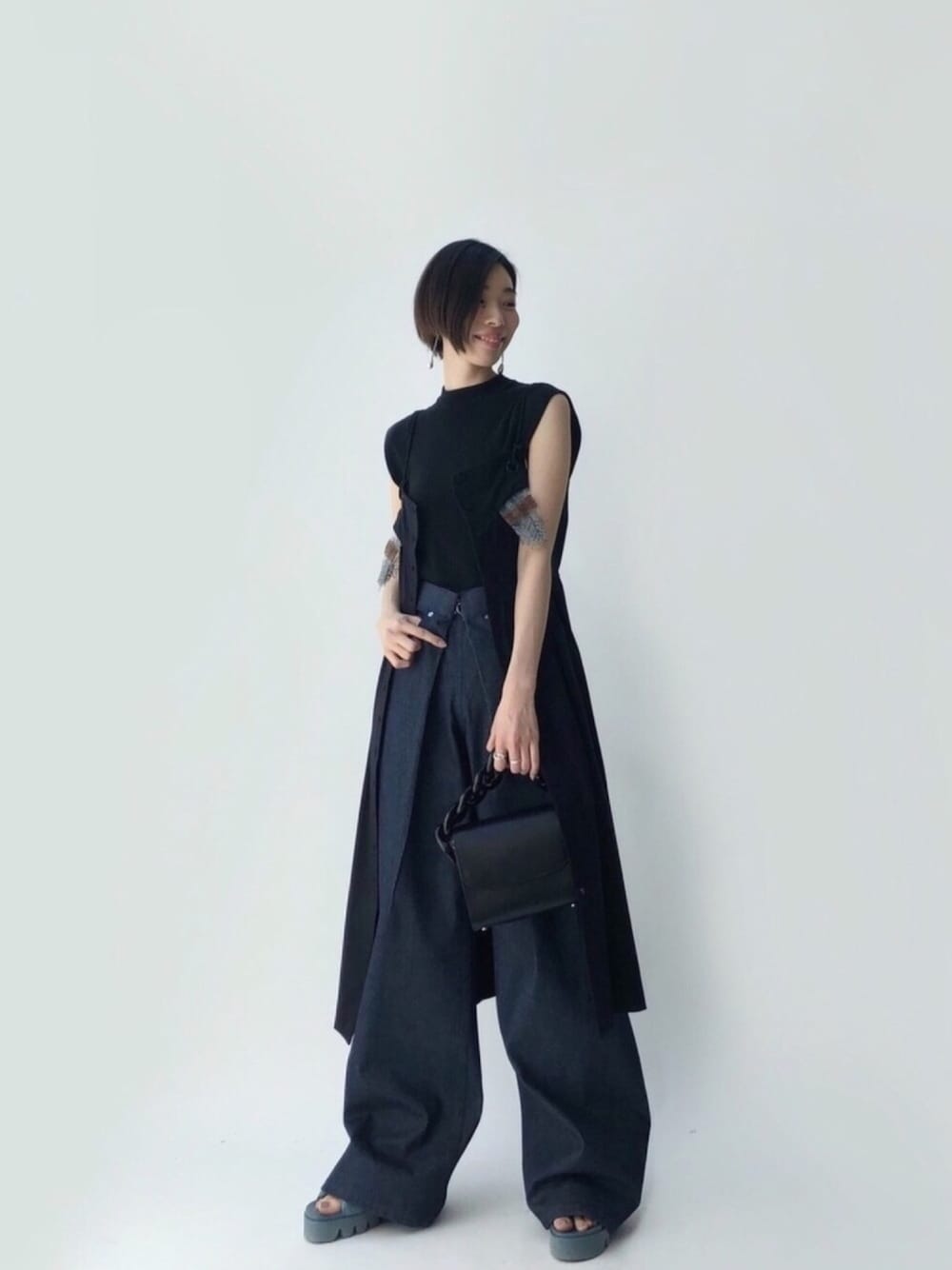 「MIDWEST、CLANE、PONTI、JOHN LAWRENCE SULLIVAN、Marques Almeida 、MAISON EUREKA、シンプル、デニム、ootd、outfit」｜「CLANEのCLANE “SQUARE SLEEVE”ニットトップス（ニット/セーター、ブラック系）」を使った、Maki (MIDWEST PR)さん（レディース・172cm）の春コーディネートの1枚目の写真