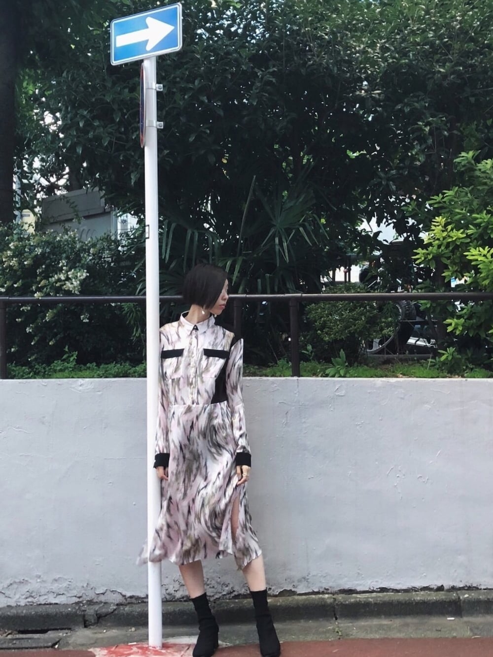 ピンク系のワンピース、ブラック系のブーツを着用したレディースの夏コーディネートの1枚目の写真