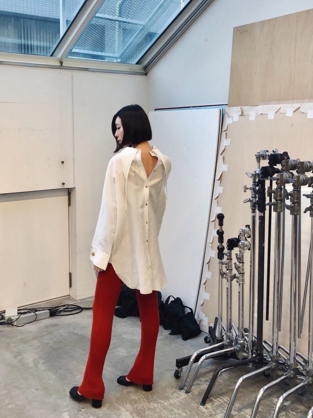 「MIDWEST、REJINA PYO、Marques Almeida 、Maison Margiela、シャツ、シャツスタイル、ニットパンツ、ニット、タビシューズ、シンプル」｜「REJINA PYOのREJINA PYO “HARPER”シャツ（シャツ/ブラウス、ホワイト系）」を使った、Maki (MIDWEST PR)さん（レディース・172cm）の冬コーディネートの1枚目の写真