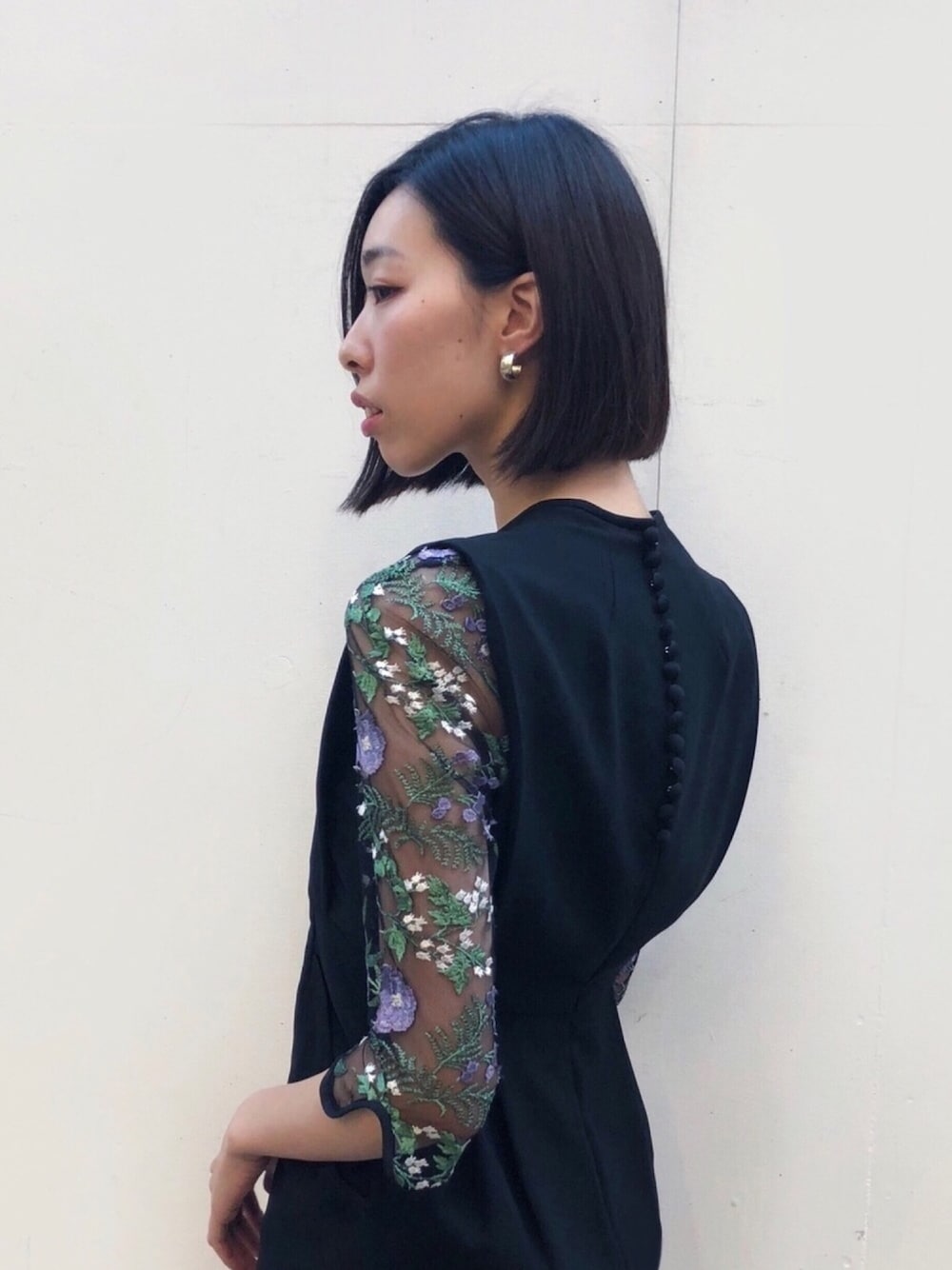 「MIDWEST、mamekurogouchi、mamemamemame、mame、2019ss、ドレス、ワンピース、レース、結婚式二次会スタイル、お洒落さんとつながりたい」｜「Mame Kurogouchiのアイテム（ワンピース/ドレス、ブラック系）」を使った、Maki (MIDWEST PR)さん（レディース・172cm）の冬コーディネートの1枚目の写真