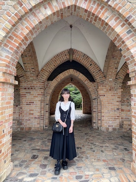 「SNIDEL（スナイデル）のフレアボリュームジャンスカ（ジャンパースカート、ブラック系）」を使った、シュさん（レディース・156cm）の春コーディネート