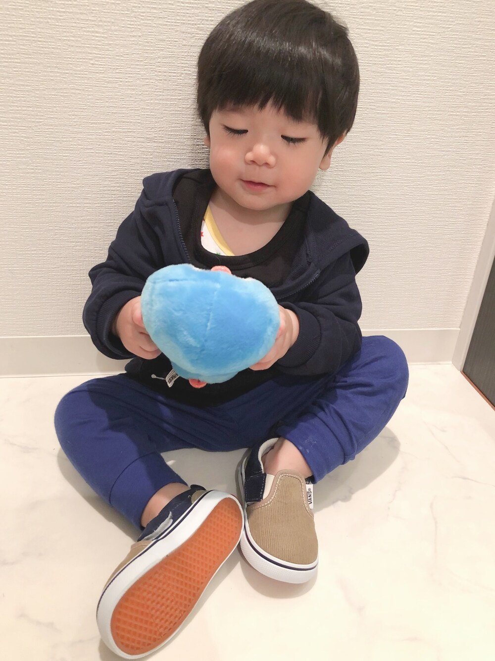 「おニューの靴」｜「VANSのキッズ VANS ヴァンズ SLIP ON(14-21) スリップオン V98CJS CDY BEIGE/NAVY（スニーカー、ベージュ系）」を使った、saku_1119さん（キッズ・80cm）の春コーディネートの1枚目の写真
