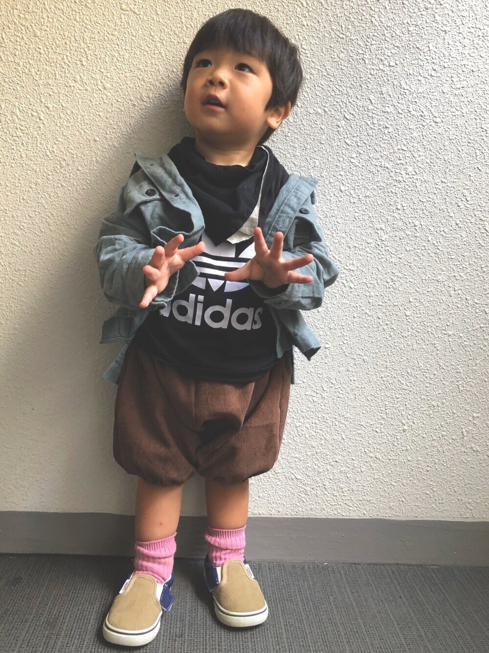 「秋のマイ旬スタイル」｜「adidasのadidas (アディダス) TREFOIL Tシャツ（Tシャツ/カットソー、ブラック系）」を使った、saku_1119さん（キッズ・80cm）の秋コーディネートの1枚目の写真