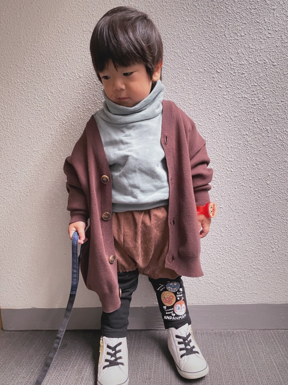 「いぬのお散歩」｜「petit mainのオフタートル長袖トレーナー（スウェット、グリーン系）」を使った、saku_1119さん（キッズ・80cm）の秋コーディネートの1枚目の写真