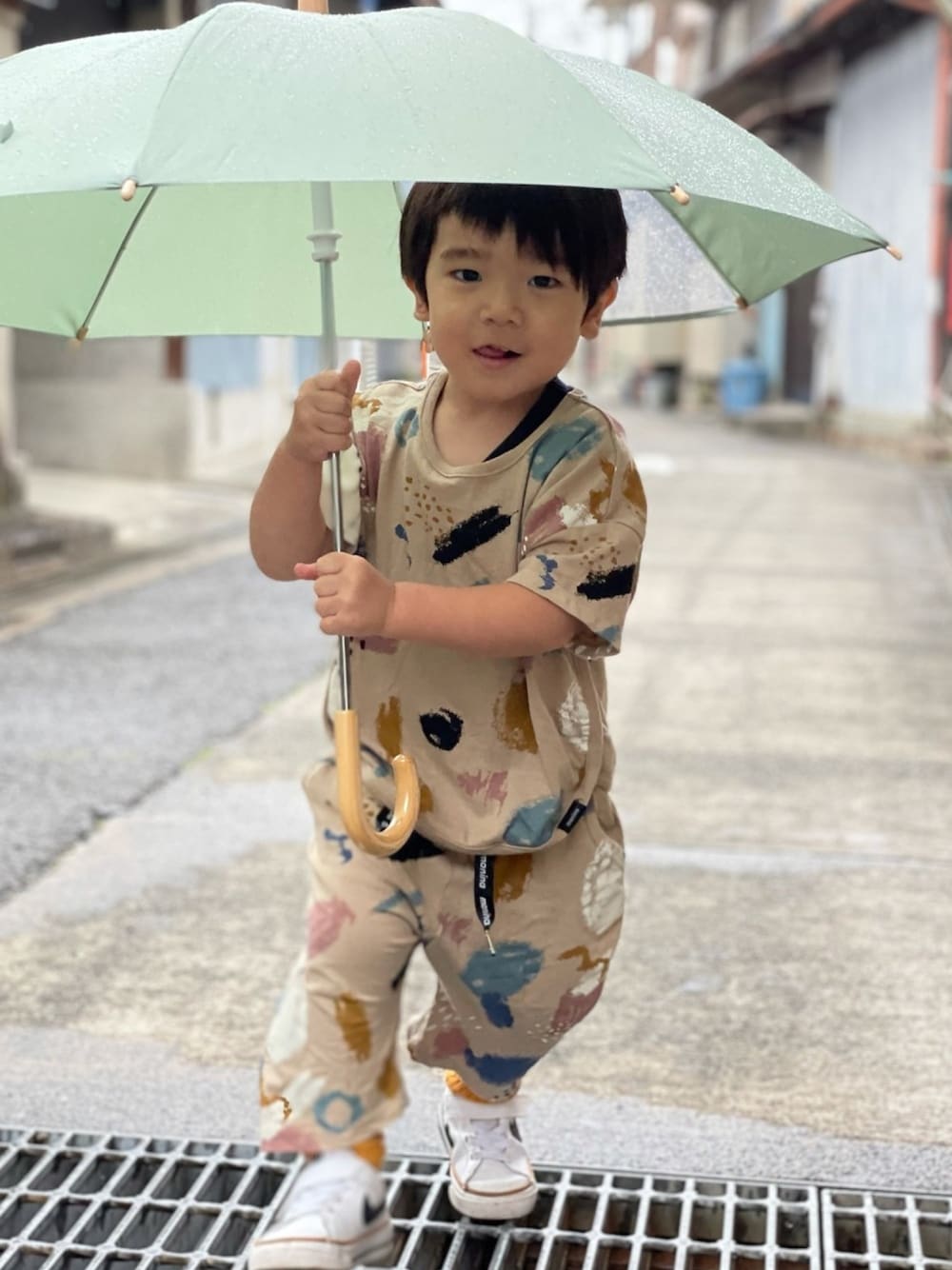 「雨の日コーデ」｜「Birthdayのアイテム（Tシャツ/カットソー、ベージュ系）」を使った、saku_1119さん（キッズ・90cm）の春コーディネートの1枚目の写真