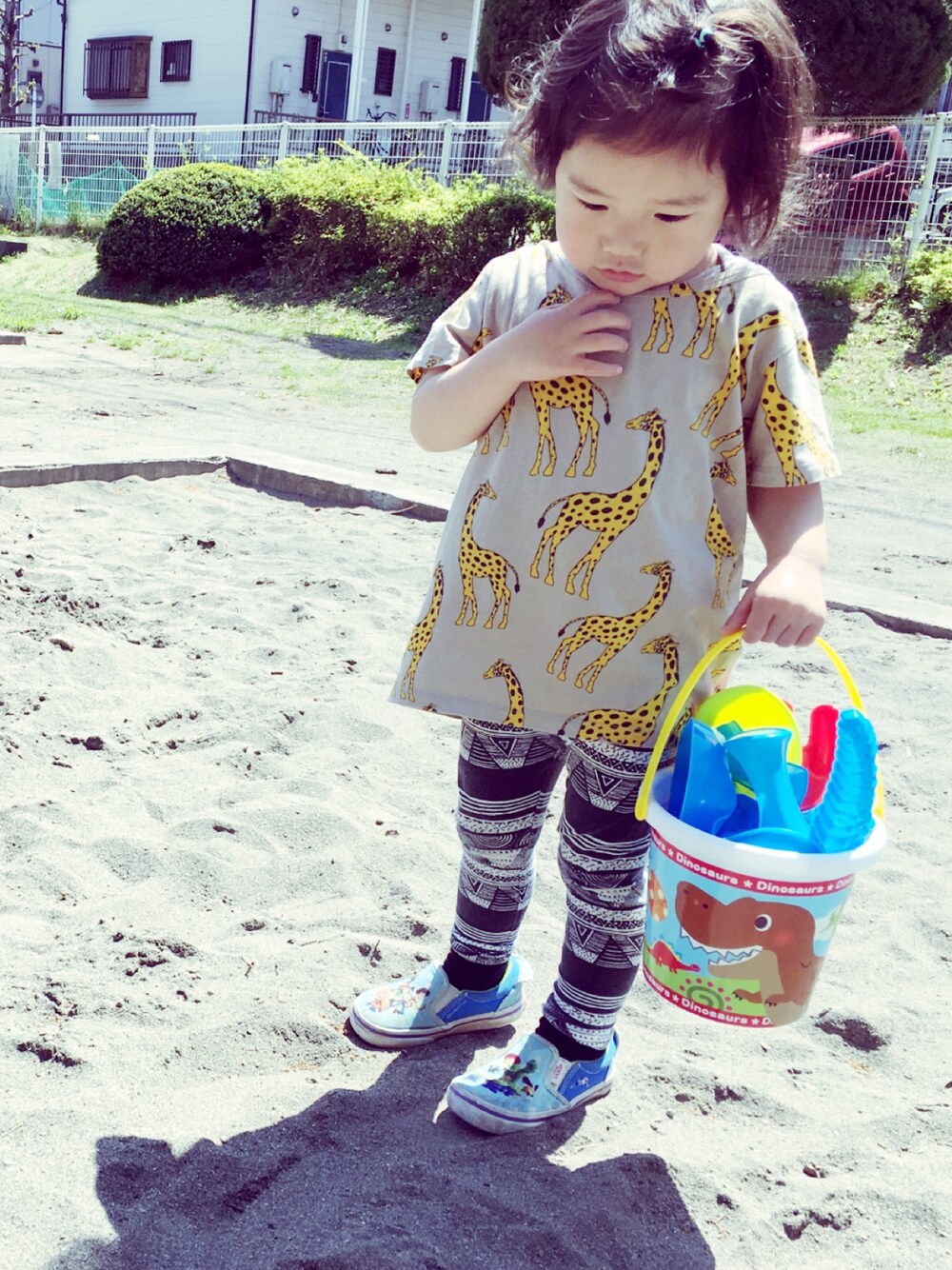 「Mini Rodiniのアイテム（Tシャツ/カットソー、ベージュ系）」を使った、ちゅんさん（キッズ・90cm）の春コーディネートの1枚目の写真