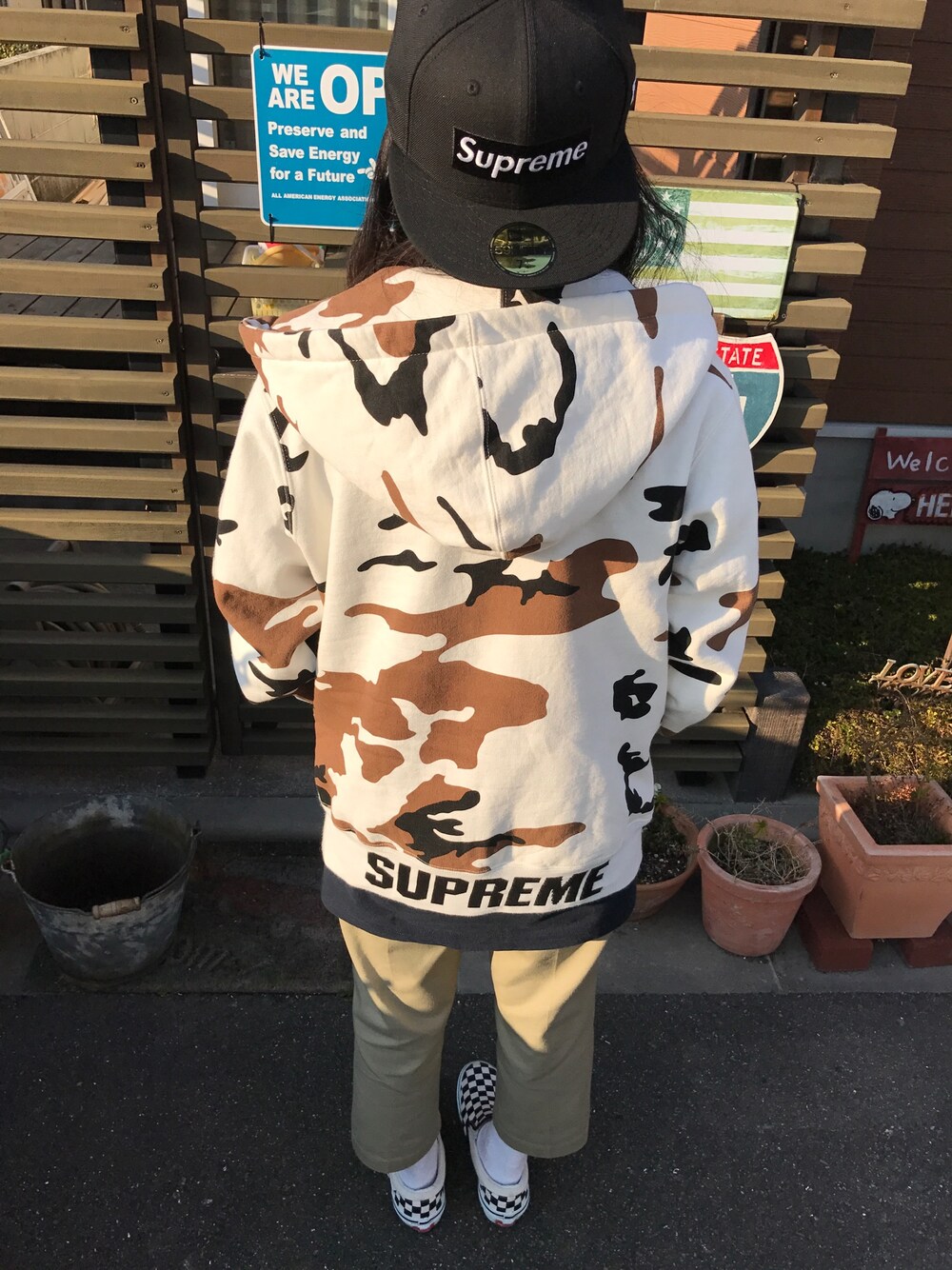 「supreme、Supreme(シュプリーム)、ディッキーズ(Dickies)、スケーター、エックスガール、スリッポン、うしろかぶり、うしろ姿」｜「Supreme のアイテム（パーカー、その他）」を使った、islandcrewさん（メンズ・177cm）の春コーディネートの1枚目の写真
