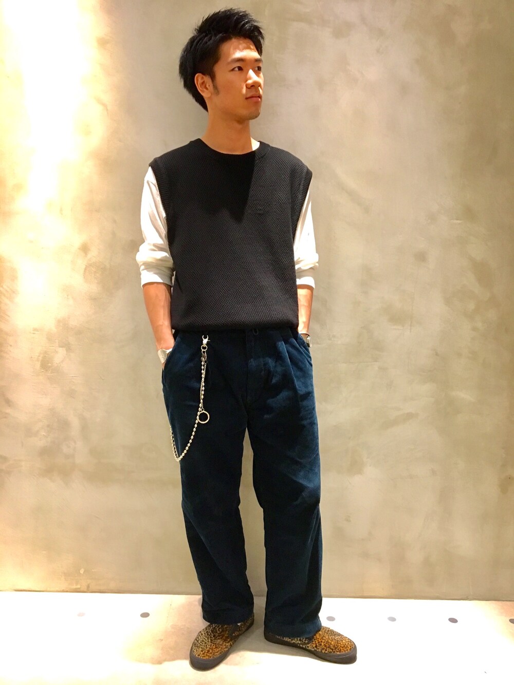 ブラック系のベスト、ホワイト系のTシャツ/カットソーを着用したメンズの秋コーディネートの1枚目の写真