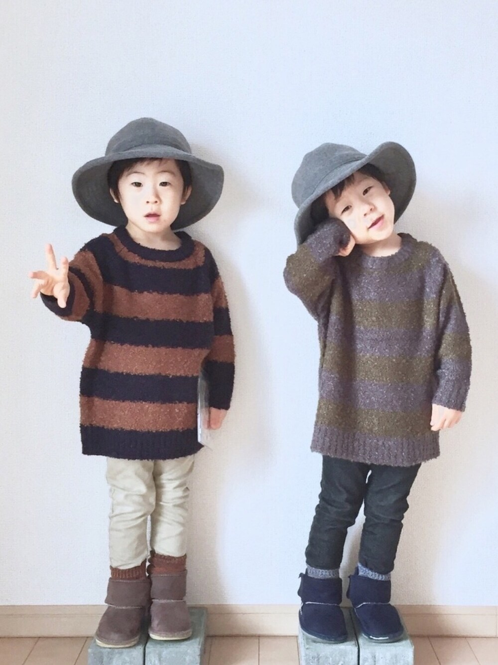 ベージュ系のチノパンツ、ブルー系のニット/セーター、グレー系のハットを着用したキッズの冬コーディネートの1枚目の写真