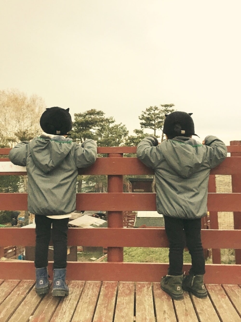 「男の子、キッズ、公園、レギンス、冬コーデ、双子コーデ、ボア、リンクコーデ、おそろいコーデ、耳付き帽子」｜「MRのアイテム（キャップ、ブラック系）」を使った、haya^^koさん（キッズ・100cm）の秋コーディネートの1枚目の写真