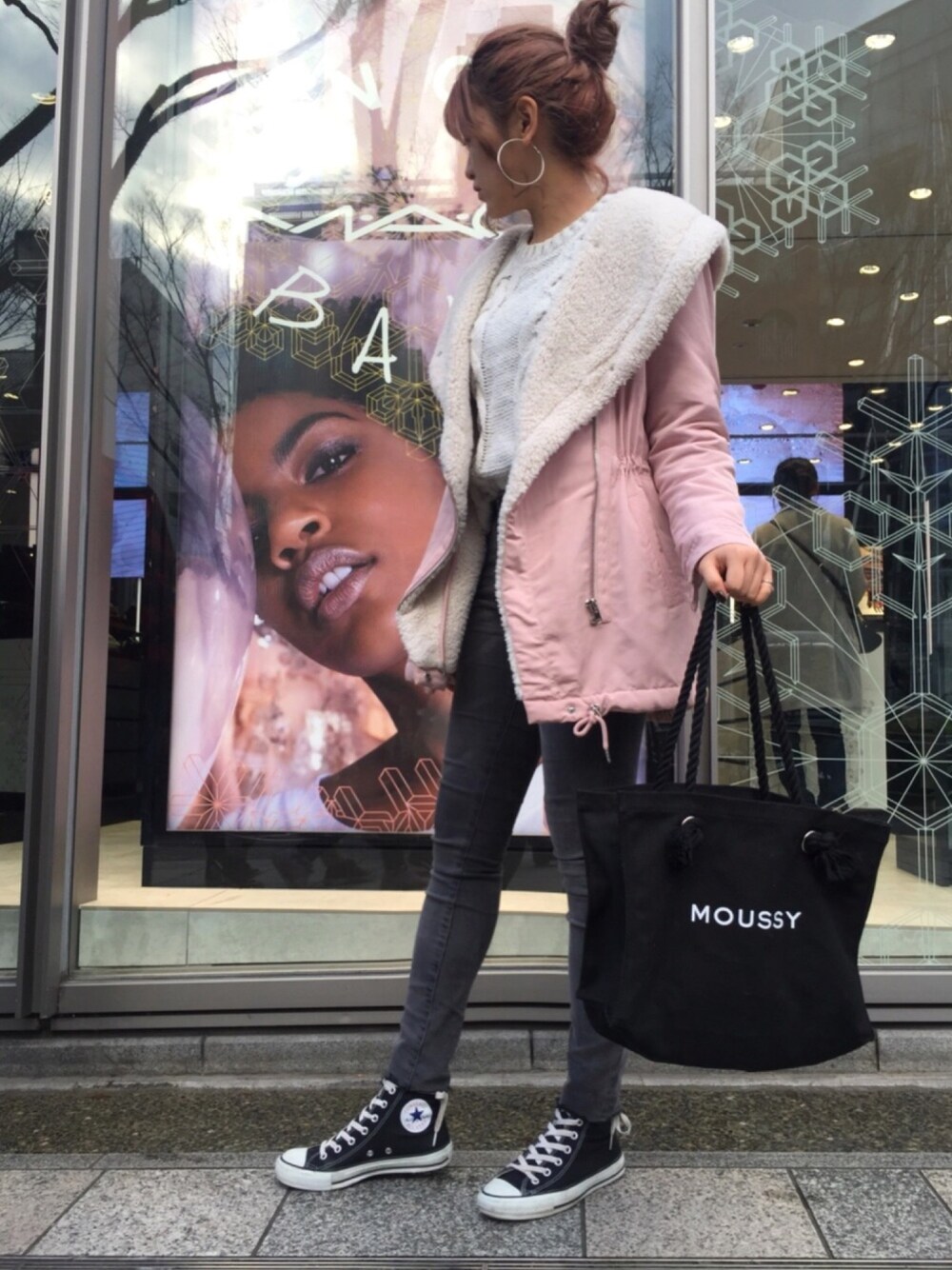 「冬、休日スタイル、スキニーデニム、おだんごヘアー、プチプラコーデ、プチプラ、moussy、コンバース オールスター、ピンク、アイラブCONVERSE」｜「CONVERSEのconverse コンバース ALL STAR HI オールスター ハイ 3206 BLACK(US)（スニーカー、ブラック系）」を使った、saeさん（レディース・171cm）の冬コーディネートの1枚目の写真