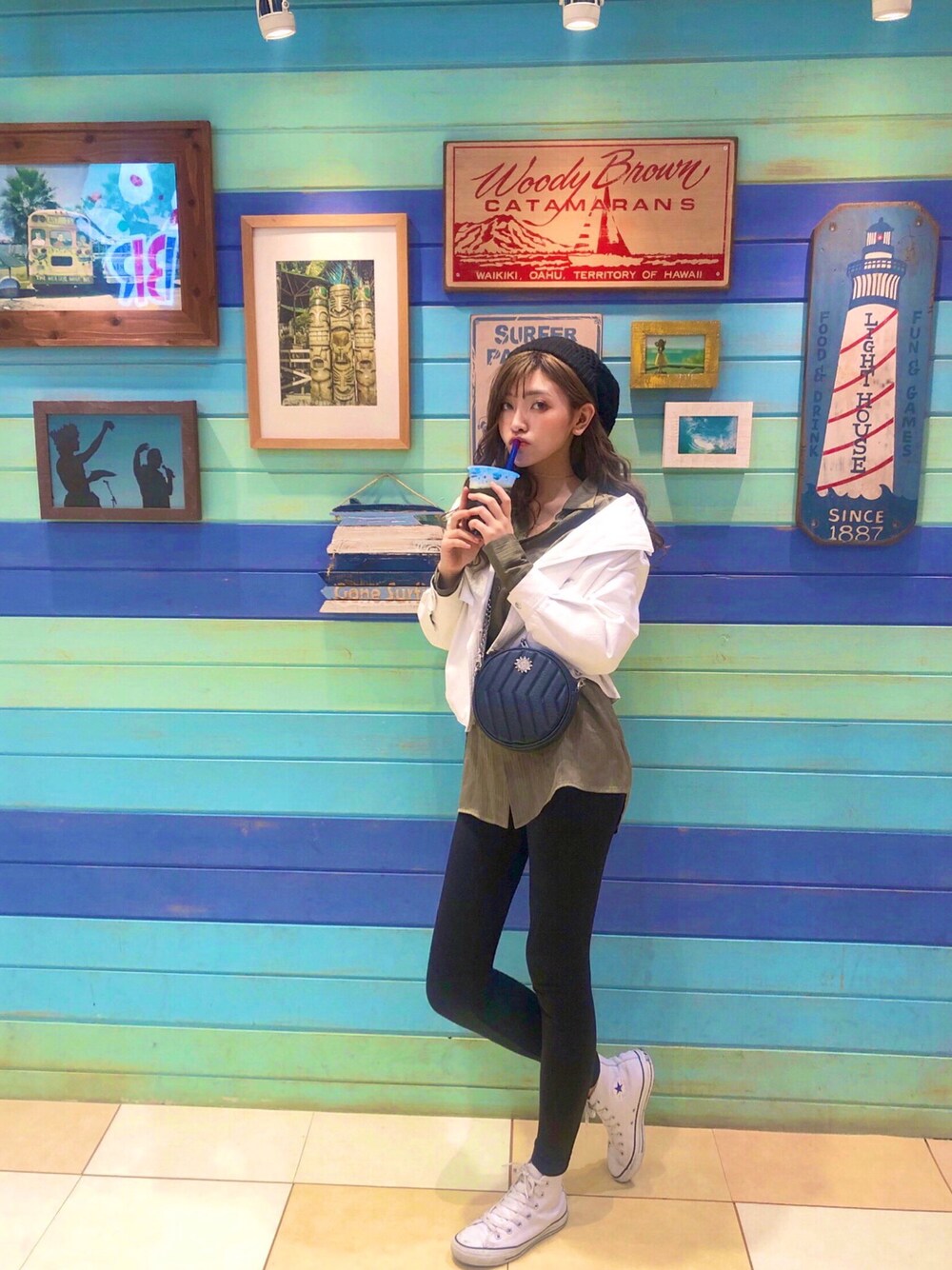 「みなとみらい、レギンス、白アウター、シャツスタイル、moussy、EVRIS 、チェーンバッグ、スニーカー、白スニーカー、ベレー帽」｜「ZARAのアイテム（ライダースジャケット、ホワイト系）」を使った、saeさん（レディース・171cm）の春コーディネートの1枚目の写真