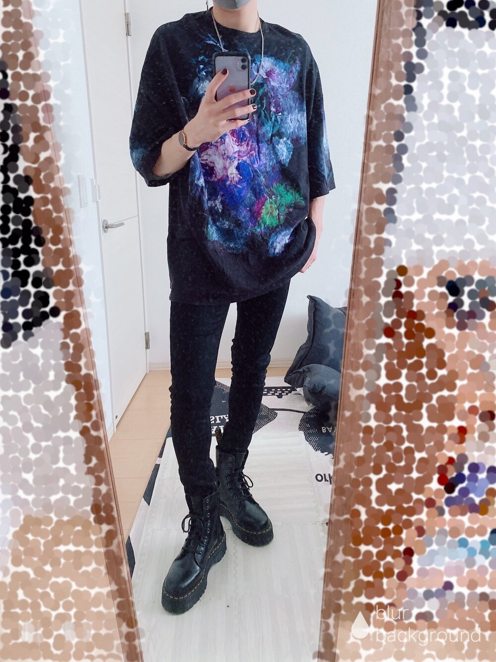 ブラック系のTシャツ/カットソー、ブラック系のデニムパンツ、ブラック系のブーツを着用したメンズの春コーディネートの1枚目の写真