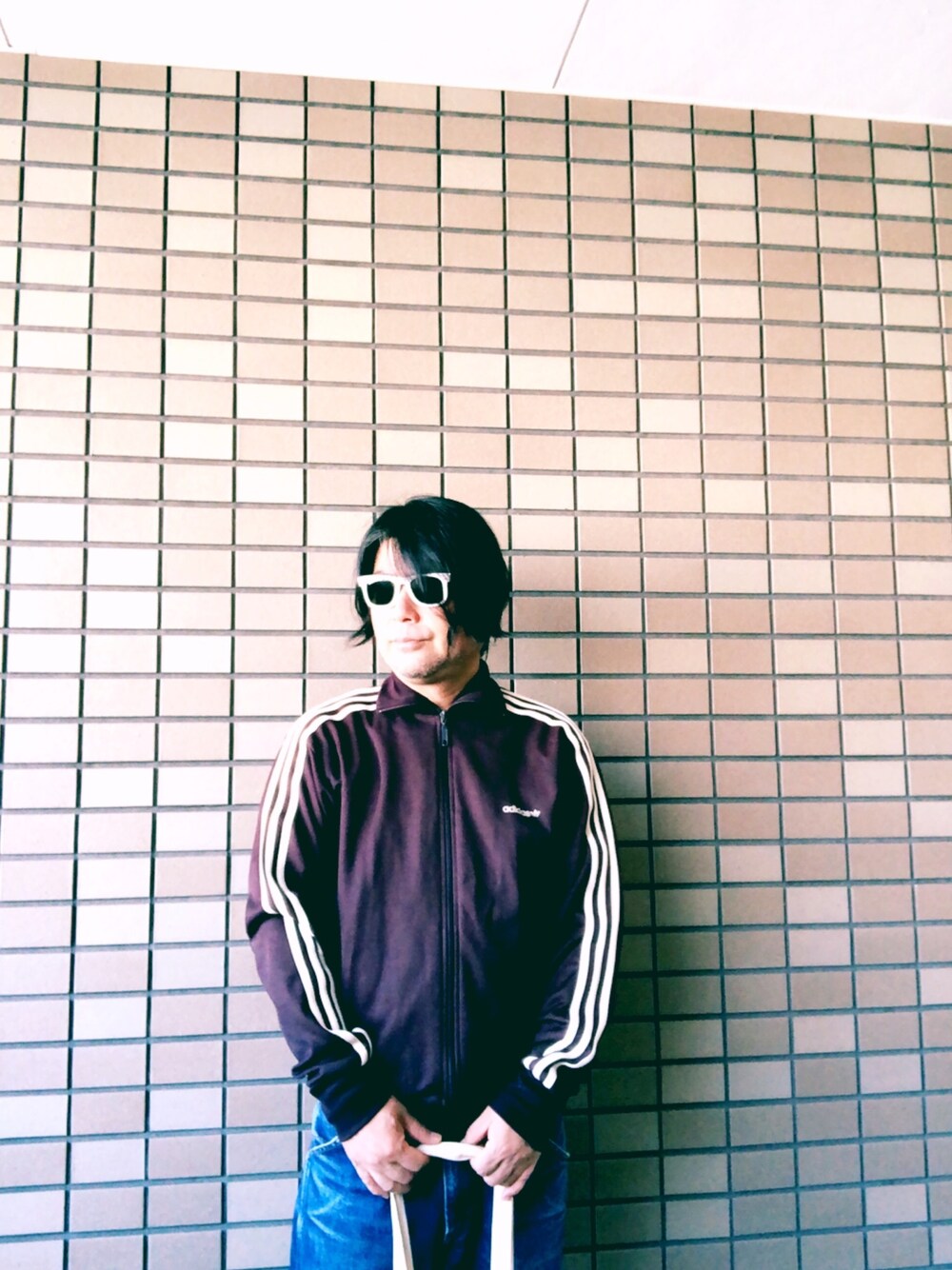 「3本ライン、トラックジャケット、オールドスクール、白サングラス、ユニクロ、ユニクロコーデ、UNIQLO、UNIQLO U、デニム、シンプル」｜「UNIQLOのアイテム（デニムパンツ、ブルー系）」を使った、まゆChan  さん（メンズ・169cm）の秋コーディネートの1枚目の写真
