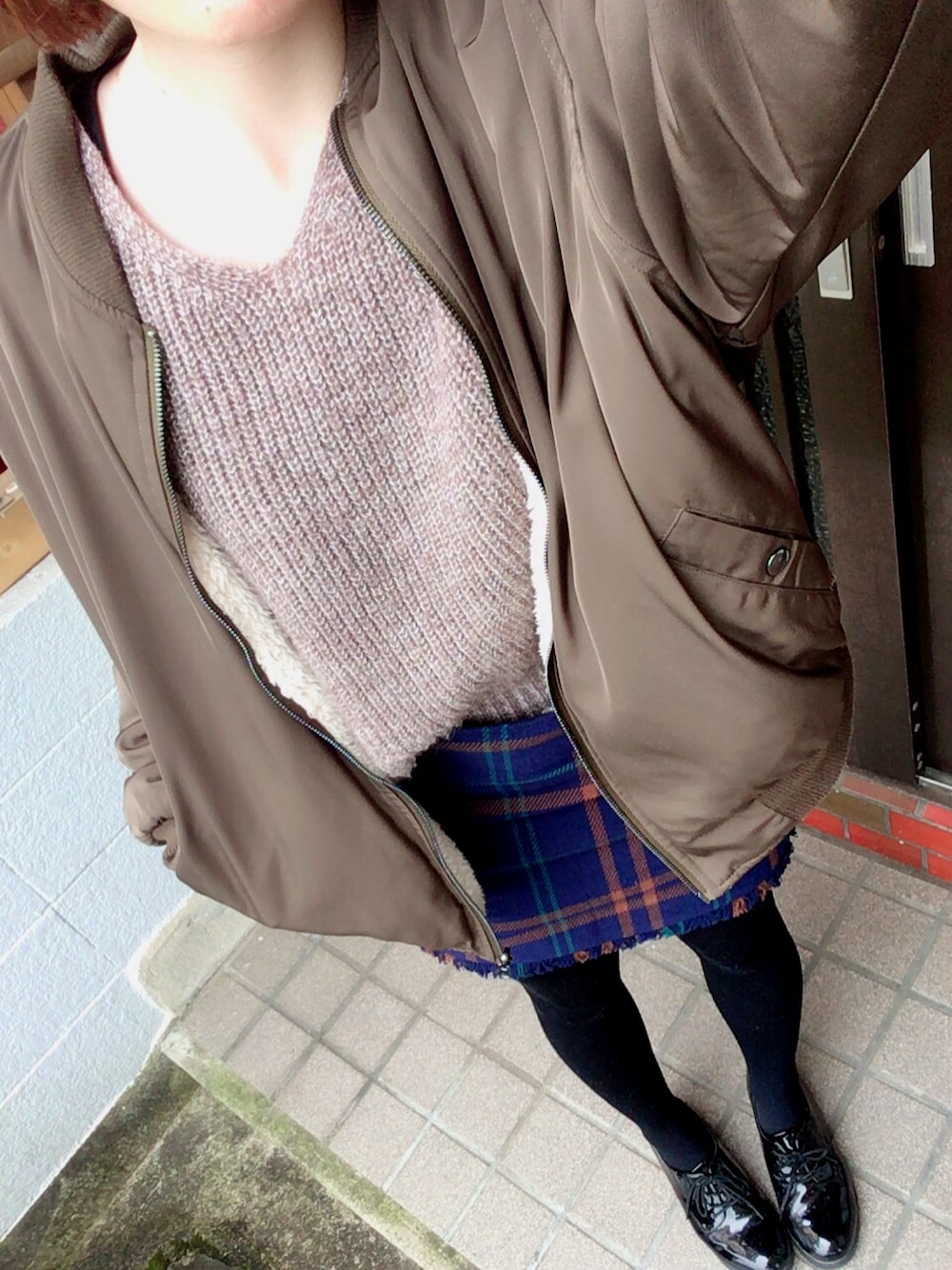 「ミニスカート、台形ｽｶｰﾄ、MA-1、しまむら、GU、プチプラ、休日スタイル、カメラ女子」｜「zootieのアイテム（ニット/セーター、ブラウン系）」を使った、Nさん（レディース・164cm）の春コーディネートの1枚目の写真