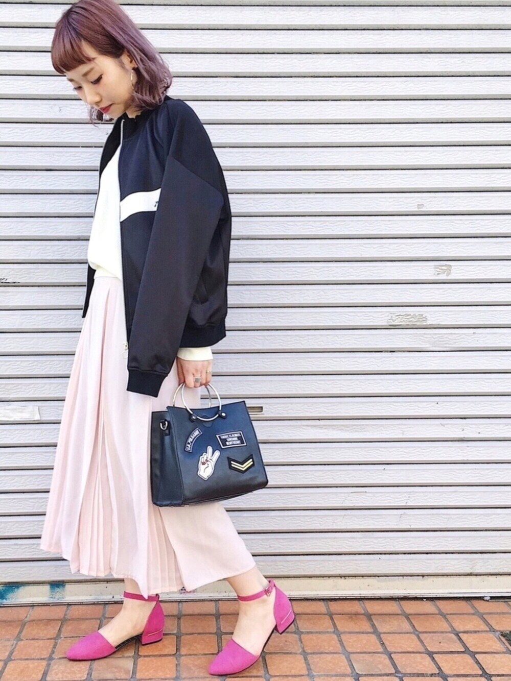 「モード、モードストリート、休日スタイル、ootd、streetstyle、ジャージ、ピンク、スポーツミックス、春コーデ、PAGEBOY」｜「PAGEBOYのスエードアンクルストラップパンプス（シューズ、ピンク系）」を使った、Hinechiさん（レディース・158cm）の冬コーディネートの1枚目の写真