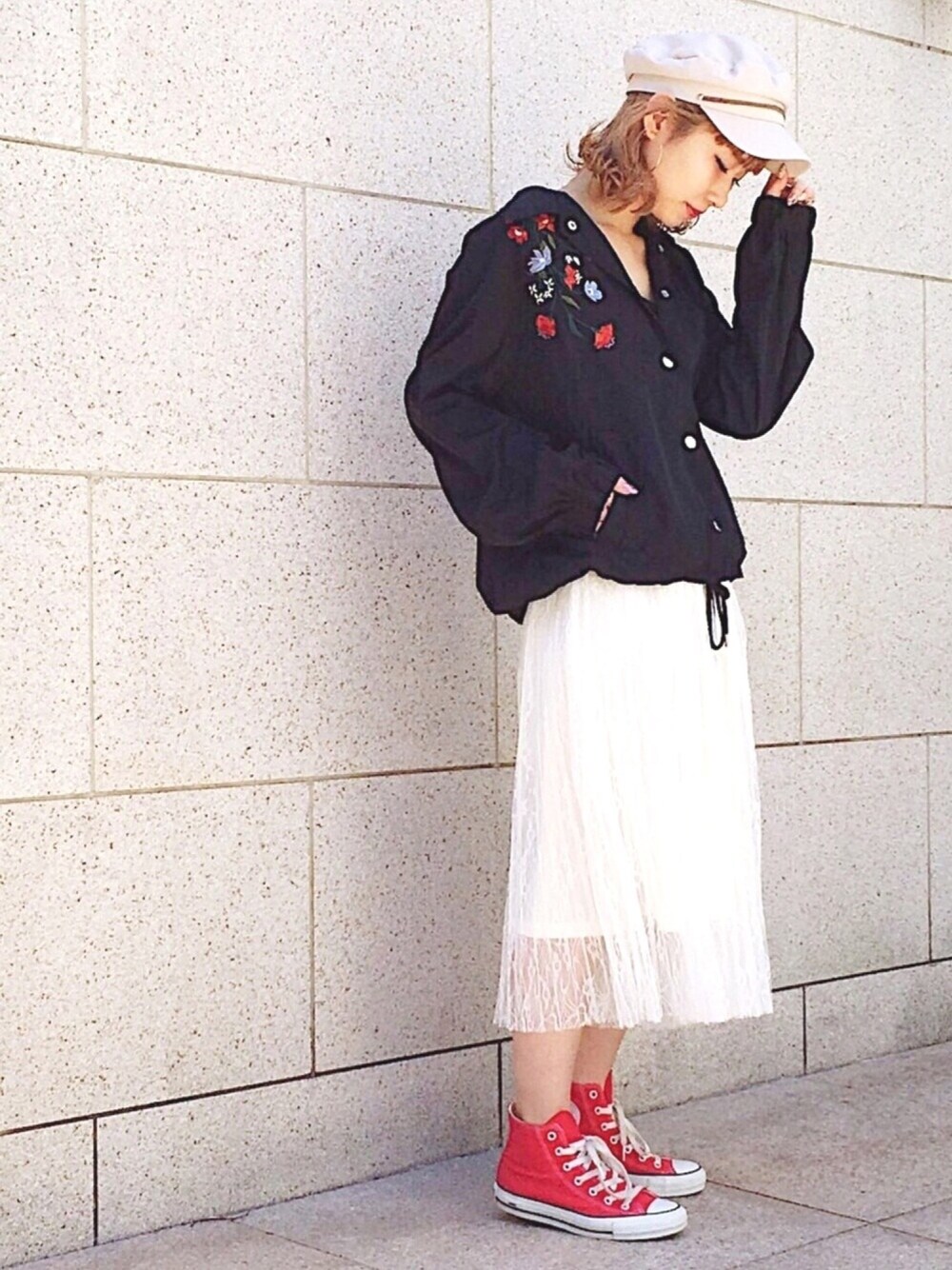 「コーチジャケット、春コート、キャスケット、ゆるコーデ、casual、スニーカー、刺繍、fashion、レース、PAGEBOY」｜「PAGEBOYのコーチジャケット（ナイロンジャケット、ブラック系）」を使った、Hinechiさん（レディース・158cm）の春コーディネートの1枚目の写真