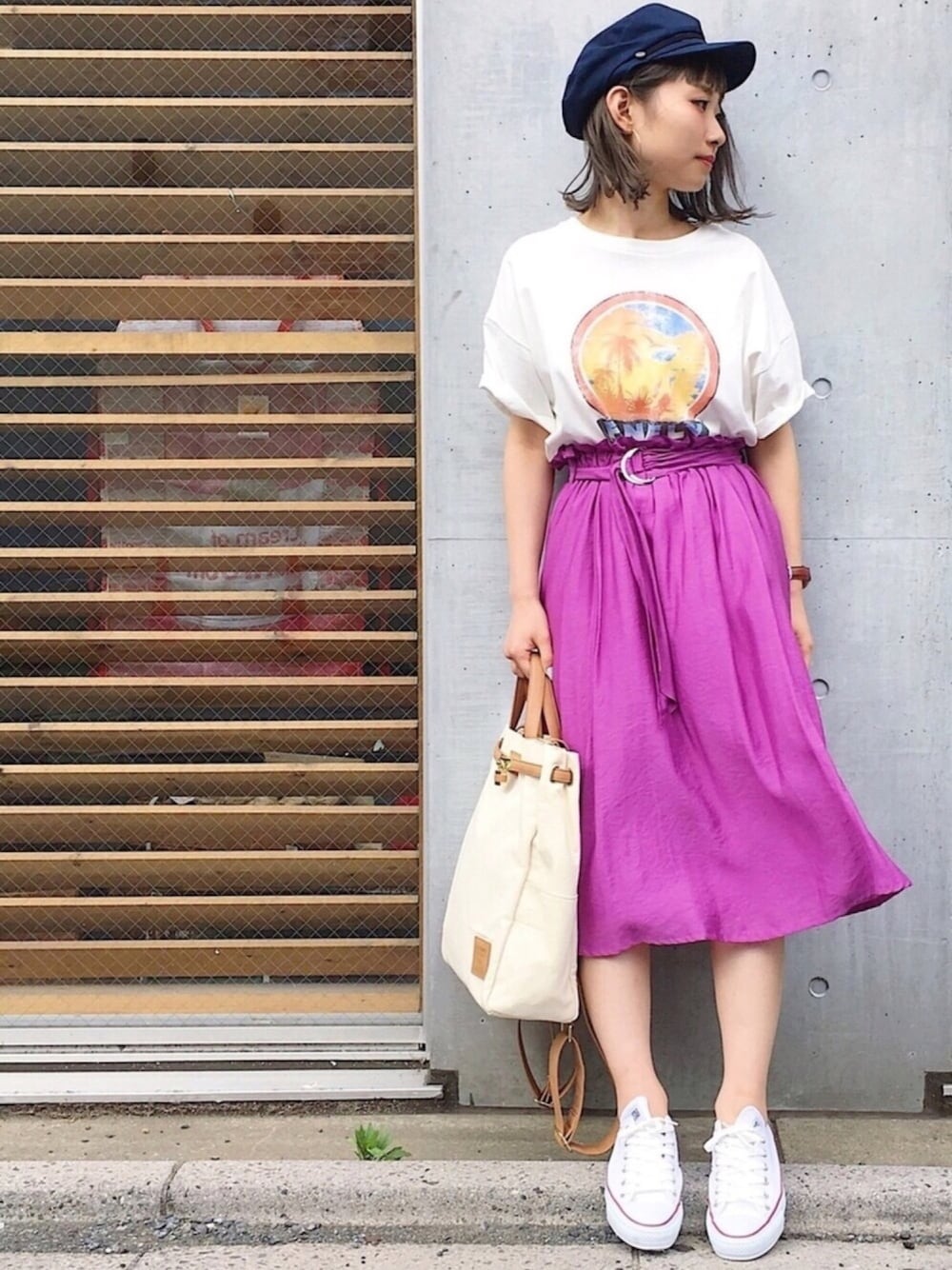 ホワイト系のTシャツ/カットソー、ホワイト系のバックパック/リュック、ホワイト系のスニーカーを着用したレディースの春コーディネートの1枚目の写真