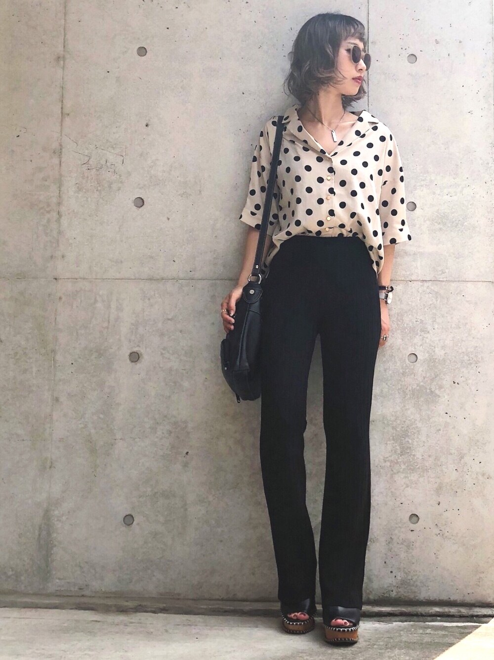 「サングラス、韓国ファッション、柄シャツ、スラックス、リブパンツ、開襟シャツ、モードストリート、モード、モードカジュアル、PAGEBOY」｜「mysty womanのドット柄＆無地開襟シャツ（シャツ/ブラウス、ベージュ系）」を使った、Hinechiさん（レディース・158cm）の夏コーディネートの1枚目の写真