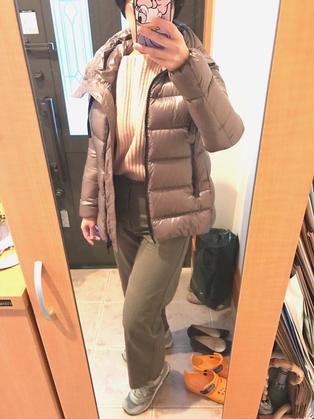「カジュアルコーデ、大人カジュアル、大人コーデ、ニット、ボリュームニット、カーキ、ワイドパンツ、スニーカー、ダウンジャケット、シンプル」｜「MONCLERのアイテム（ダウンジャケット/コート、ベージュ系）」を使った、まろんさん（レディース・160cm）の冬コーディネートの1枚目の写真