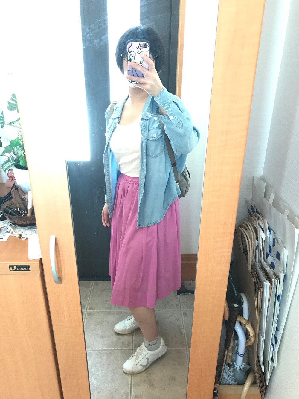 「夏、ホワイト、オトナカジュアル、ビッグシルエット、ダンガリーシャツ、スカート、ピンク、カジュアル、ootd、シャツスタイル」｜「Ray BEAMSのRay BEAMS / テンセル デニムシャツ 0470CL（シャツ/ブラウス、ブルー系）」を使った、まろんさん（レディース・160cm）の春コーディネートの1枚目の写真